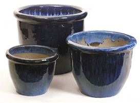 Set van drie blauw geglazuurde eivormige met sierrand