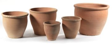Vier optocht Bezwaar Set van vijf terracotta potten zonder decoratiemotief