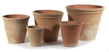 oorlog Zeker Vermelden Set van vijf terracotta potten met ringdecoratie