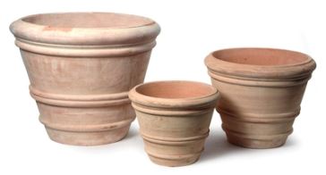 Verplaatsing een andere natuurkundige Set van drie grote conische terracotta Whitewash potten